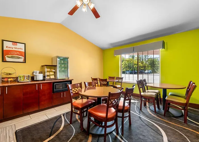 Econo Lodge Inn & Suites